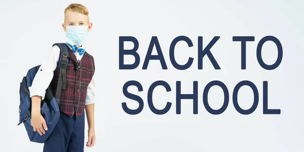 Koncepcja Edukacji Uczeń Maską Medyczną Twarzy Trzyma Plecak Szkolny Obok — Zdjęcie stockowe