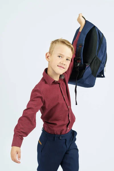 Colegial Sostiene Una Mochila Levantándola Concepto Educativo — Foto de Stock