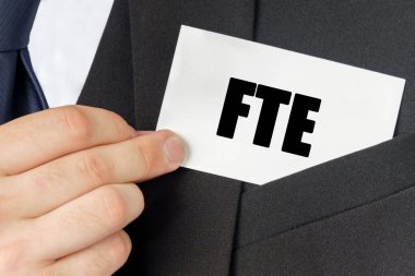 İş konsepti. İş adamının elinde bir kart var - FTE