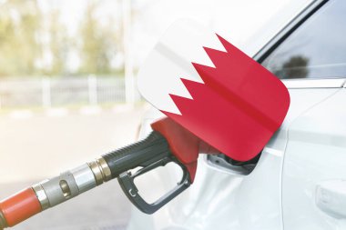 Enerji ve ekonomi kavramı. Arabanın benzin deposunda Bahreyn bayrağı var. Depoda da benzin pompası var..