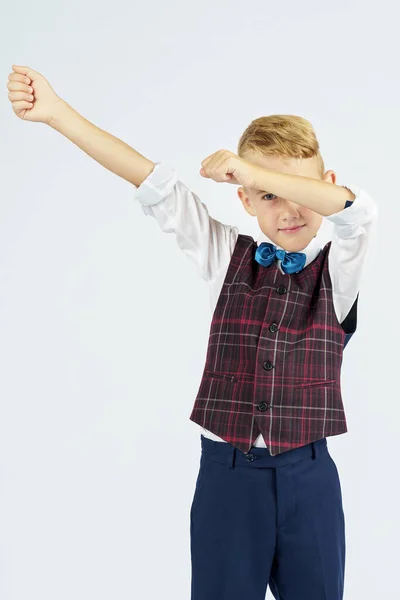 Een Portret Van Een Schooljongen Die Zijn Handen Opstak Een — Stockfoto