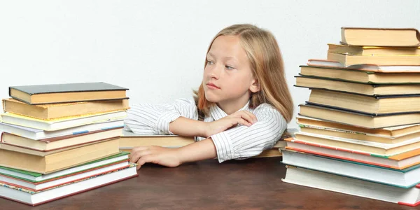 Retrato Una Adolescente Que Sienta Una Mesa Entre Los Libros —  Fotos de Stock