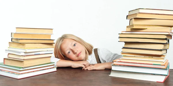 Retrato Una Adolescente Acostada Cansada Mesa Entre Los Libros Concepto —  Fotos de Stock