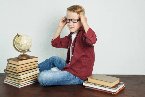 Écolier Assied Sur Une Table Près Livres Globe Redresse Ses — Photo