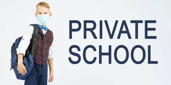 Koncepcja Edukacji Uczeń Maską Medyczną Twarzy Trzyma Plecak Szkolny Obok — Zdjęcie stockowe