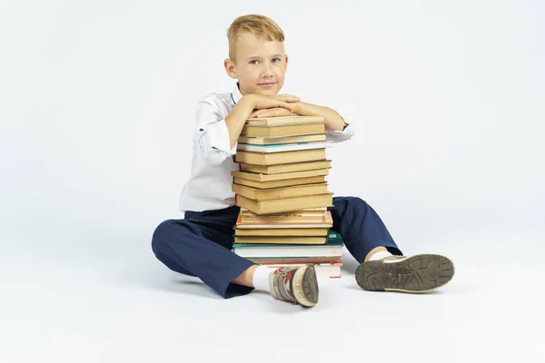 Skolpojke Sitter Nära Bunt Böcker Med Händerna Dem Isolerad Bakgrund — Stockfoto