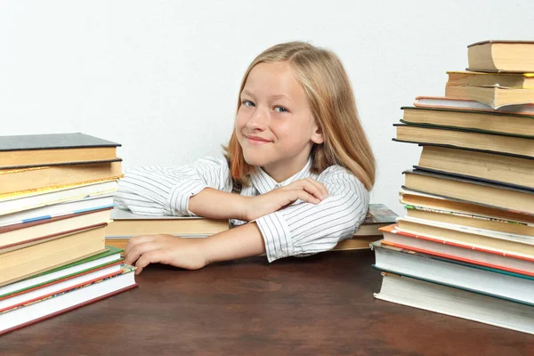 Retrato Una Adolescente Que Sienta Una Mesa Entre Los Libros —  Fotos de Stock