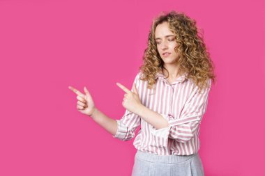 Bir kadın fotokopi odasını gösterir, harika bir reklamdan bahseder, yol verir ya da yön verir, çizgili gömlek giyer. Pembe arka planda izole edilmiş