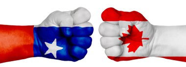 İnsanların mücadelesi kavramı. İki el birbirine kenetlenir ve birbirlerinin karşısındadır. Ülkelerin bayraklarının renklerine boyanmış eller. Kanada Şili 'ye Karşı