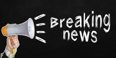 Metnin yanında bir işadamı hoparlöre konuşuyor. Flaş haber. Görünürde yüz yok. Siyah arkaplan