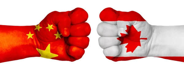 人々の闘争の概念 両手は拳に握りしめられ 互いに反対側に位置している 国旗の色で描かれた手 カナダVs中国 — ストック写真
