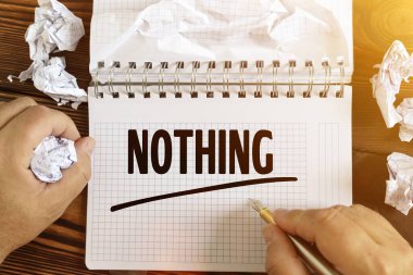 İş ve finans kavramı. Bir adam not defterine hiçbir şey yazmaz. Elinde bir not defteri ve buruşuk bir kağıt vardı..