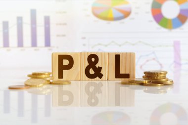 P ve L harfleri tahta küplerde, küpler yansıtıcı yüzeyde, arka planda ise bir iş diyagramı. İş ve finans kavramı