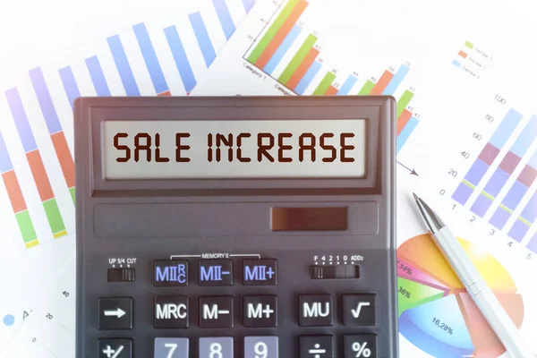 商业和金融的概念 桌上有财务图表和计算器 电子表格上写着 Sale Increase — 图库照片