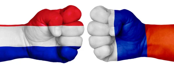 人民斗争的概念 两只手紧握着拳头 彼此相对 手绘有各国国旗的颜色 法国诉俄罗斯 — 图库照片