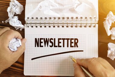 İş ve finans kavramı. Adamın biri not defterine 