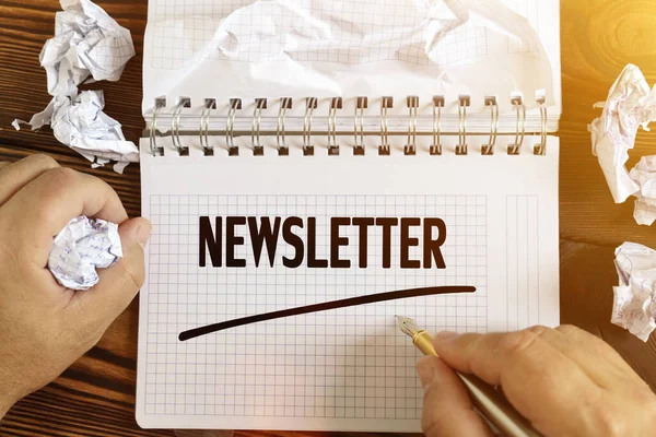 İş ve finans kavramı. Adamın biri not defterine 