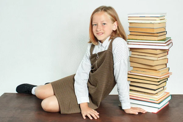 Концепция Образования Подросток Сидит Столом Рядом Книгами — стоковое фото