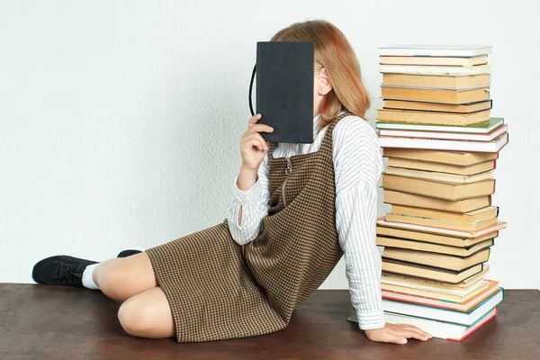 Bildungskonzept Ein Mädchen Teenageralter Sitzt Auf Einem Tisch Neben Büchern — Stockfoto