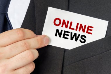 İş konsepti. İş adamının elinde bir kart var - ONLINE NEWS