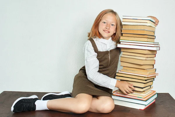 Bildungskonzept Ein Mädchen Teenager Alter Sitzt Tisch Neben Den Büchern — Stockfoto