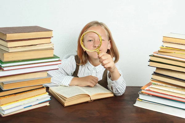 Concepto Educativo Una Adolescente Sienta Entre Los Libros Mira Través — Foto de Stock