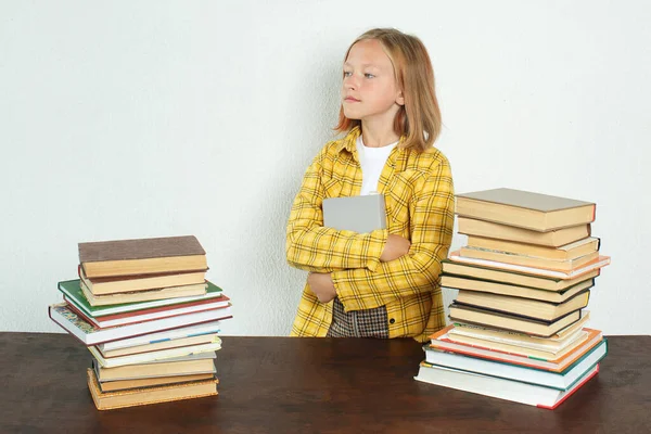 教育の概念 本を手に本を持ってテーブルの近くに立つ10代の女の子 — ストック写真