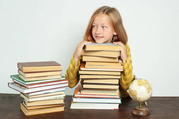 Εκπαιδευτική Ιδέα Μια Έφηβη Στέκεται Δίπλα Ένα Τραπέζι Βιβλία Χέρια — Φωτογραφία Αρχείου