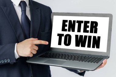 Finans ve ekonomi kavramı. Bir iş adamı elinde bir dizüstü bilgisayarla ekranda 