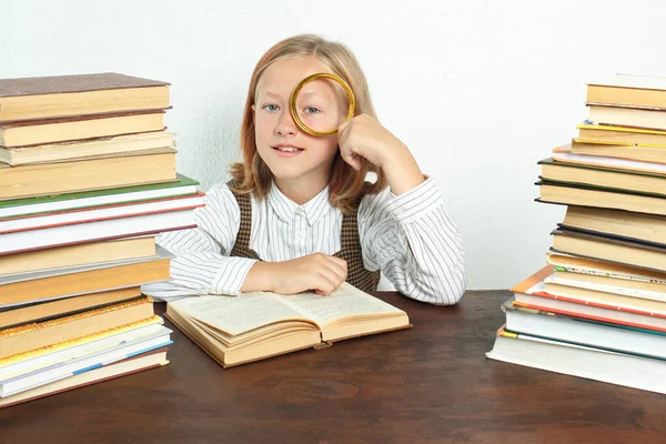 Εκπαιδευτική Ιδέα Μια Έφηβη Κάθεται Ανάμεσα Στα Βιβλία Και Κοιτάζει — Φωτογραφία Αρχείου