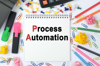 İş konsepti. Masanın üzerinde bir hesap makinesi, günlük, işaretleyiciler, kalemler ve üzerinde 