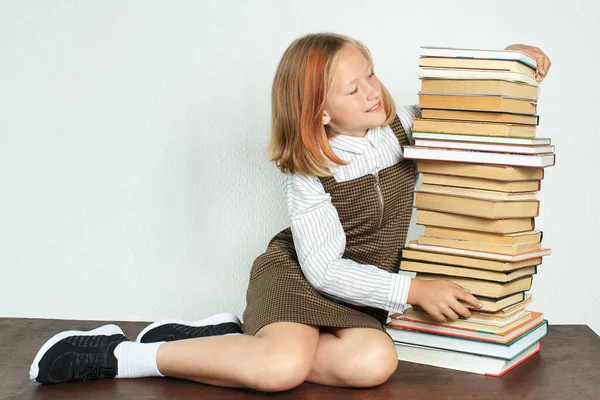 Bildungskonzept Ein Mädchen Teenager Alter Sitzt Tisch Neben Den Büchern — Stockfoto