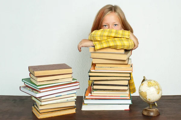 Concepto Educativo Una Adolescente Está Pie Cerca Una Mesa Con —  Fotos de Stock