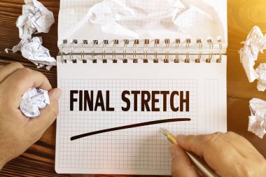 İş ve finans kavramı. Bir adam not defterine 