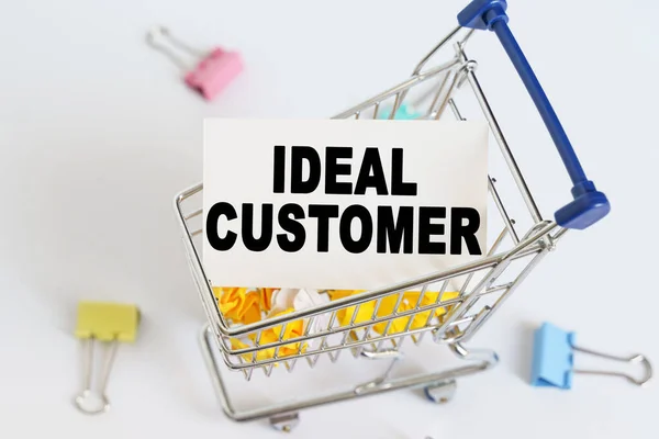 İş konsepti. Alışveriş arabasında, metin kartın üzerinde yazılı - IDEAL CUSTOMER.