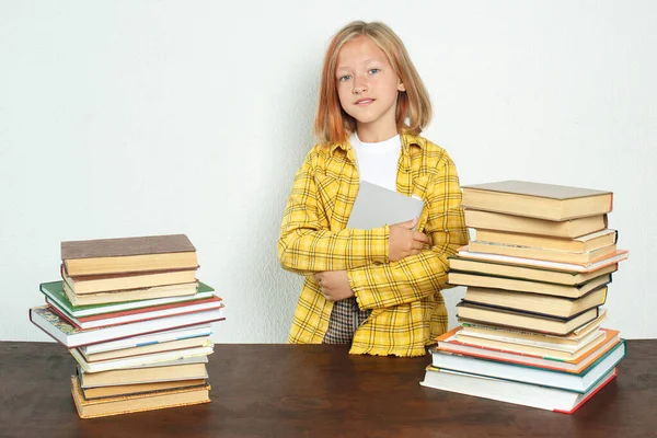 Bildungskonzept Ein Teenager Steht Einem Tisch Mit Büchern Und Hält — Stockfoto