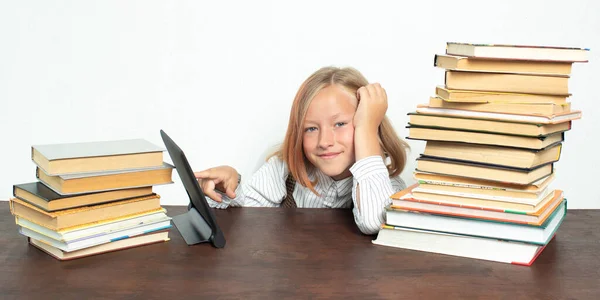 Εκπαιδευτική Ιδέα Μια Έφηβη Κάθεται Ανάμεσα Στα Βιβλία Και Χρησιμοποιεί — Φωτογραφία Αρχείου