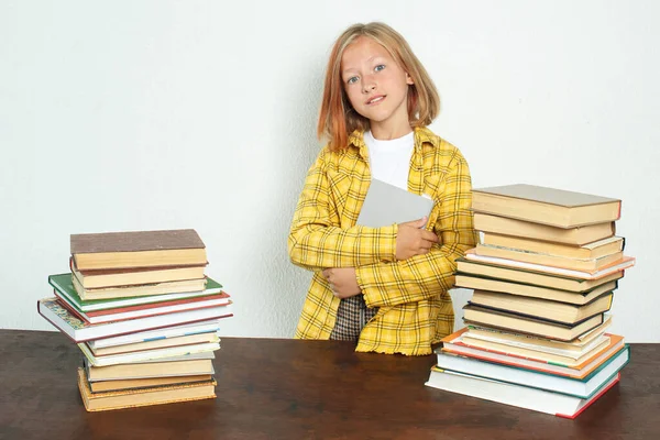 Bildungskonzept Ein Teenager Steht Einem Tisch Mit Büchern Und Hält — Stockfoto