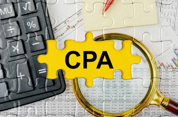 İş konsepti. Hesap makinesi, büyüteç ve mali belgelerle dolu bir bulmaca - CPA