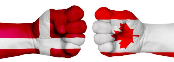 人民斗争的概念 两只手紧握着拳头 彼此相对 手绘有各国国旗的颜色 加拿大诉丹麦 — 图库照片