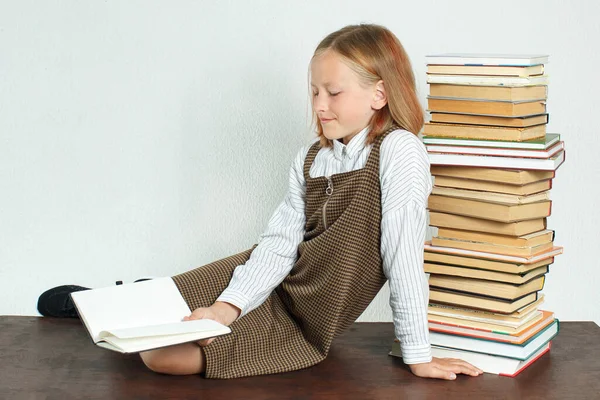Bildungskonzept Ein Teenager Sitzt Einem Tisch Neben Büchern Und Liest — Stockfoto