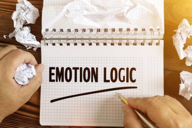 İş ve finans kavramı. Bir adam not defterine 