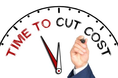 İş ve ekonomi kavramı. Çizilmiş saate, şeffaf silme tahtasındaki işaretle el yazısıyla zaman aşımı maliyetini kırar.