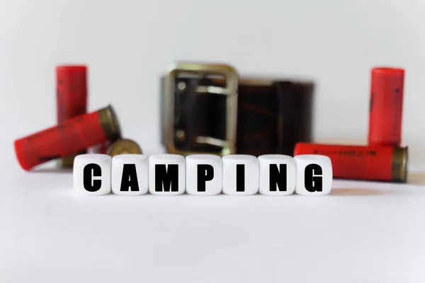 Військова Мисливська Концепція Тлі Набоїв Військового Поясу Кубики Написом Camping — стокове фото