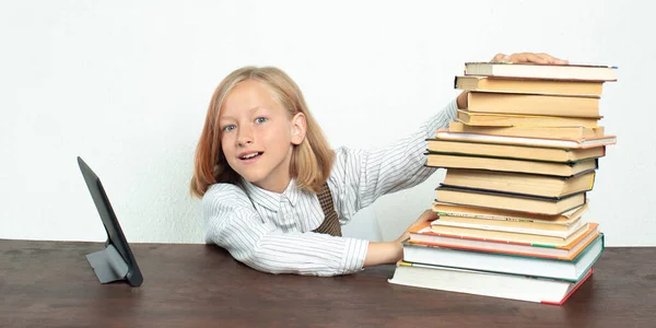 Εκπαιδευτική Ιδέα Εφηβική Κοπέλα Σπρώχνει Βιβλία Στην Άκρη Επιλέγοντας Ένα — Φωτογραφία Αρχείου