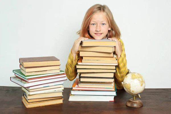 Conceito Educação Uma Adolescente Está Perto Uma Mesa Com Livros — Fotografia de Stock