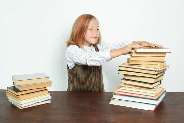 Oktatási Koncepció Egy Tinédzser Lány Könyveket Vesz Egy Halom Könyvből — Stock Fotó