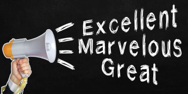 Metnin yanında bir işadamı hoparlöre konuşuyor. Harika, harika, harika. Görünürde yüz yok. Siyah arkaplan