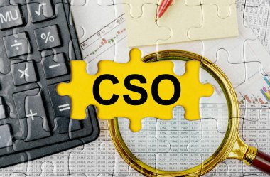 İş konsepti. Hesap makinesi, büyüteç ve mali belgelerle dolu bir bulmaca - CSO