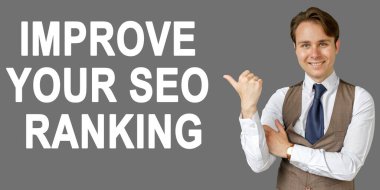 Metinde sağ el hareketini gösteren iş adamının duygusal portresi SEO RANking 'i güçlendirir. Gri arka plan. İş ve finans kavramı